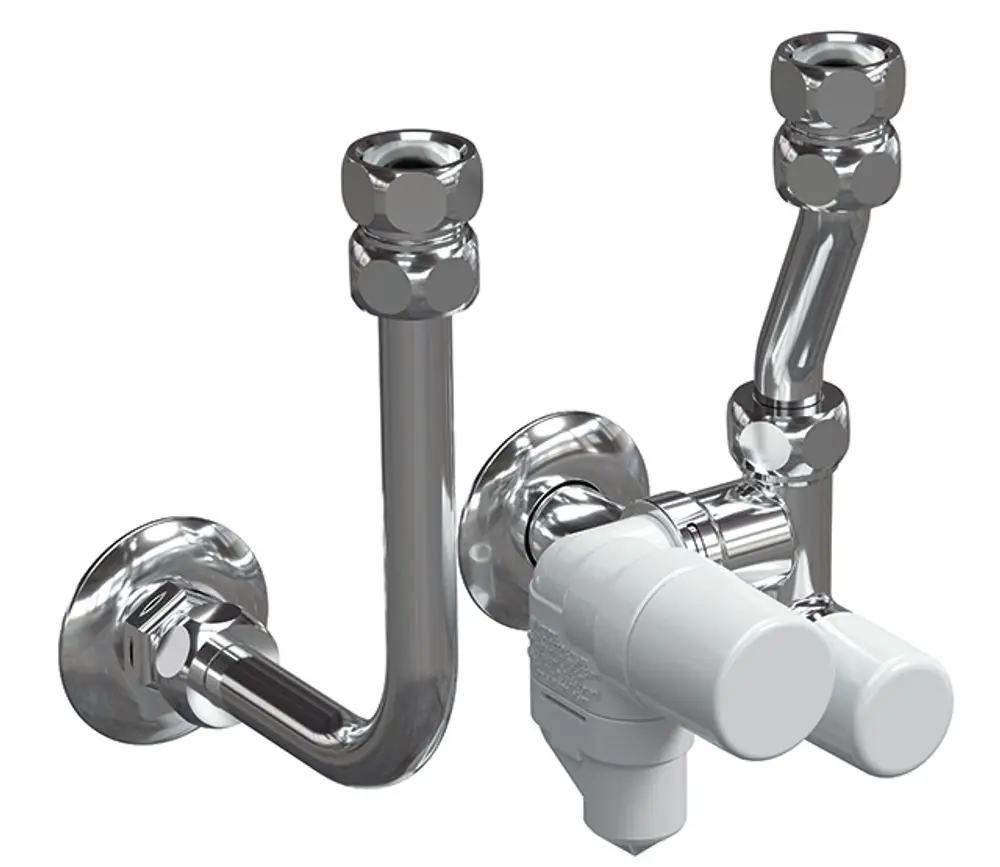 Verchromene Sicherheitsgruppe von Syr mit zwei Anschlussventilen und einem gemeinsamen Ausgang für Druckregulierung und Absperrung, geeignet für Wasserinstallationen.